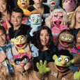 Avenue Q : une comédie musicale à voir absolument ! « Vie de merde. » Cette phrase pourrait qualifier le thème d’Avenue Q, cette comédie musicale actuellement en représentation à Bobino. Dans une petite avenue sombre des faubourgs de New York, se...